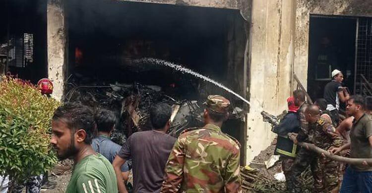 উত্তরায় প্রশিক্ষণ বিমান বিধ্বস্ত, উদ্ধারে বিজিবি-সেনাবাহিনী